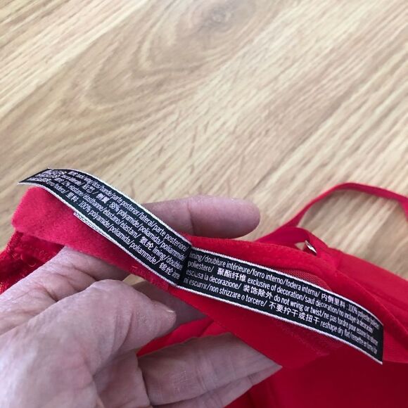 VICTORIA’S SECRET Very Sexy Red Crochet Lined Balconet Bra SIZE 32D - Picture 8 of 11